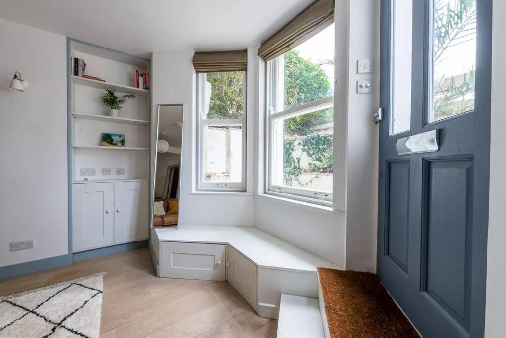 Lovely Self-Contained Basement Studio With Kitchen London Eksteriør bilde