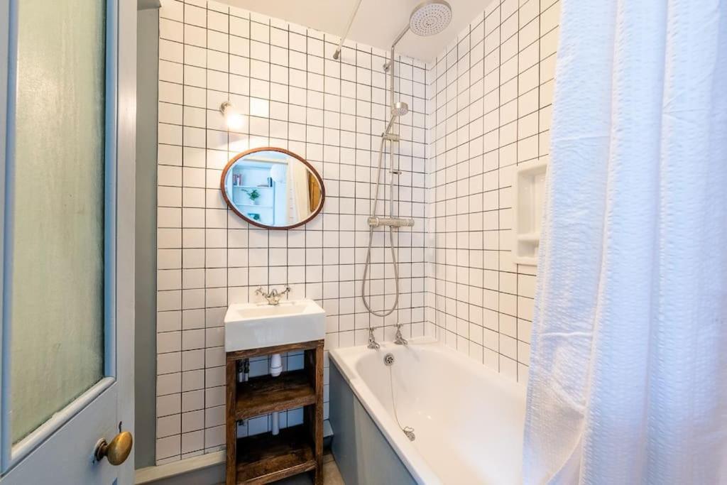 Lovely Self-Contained Basement Studio With Kitchen London Eksteriør bilde